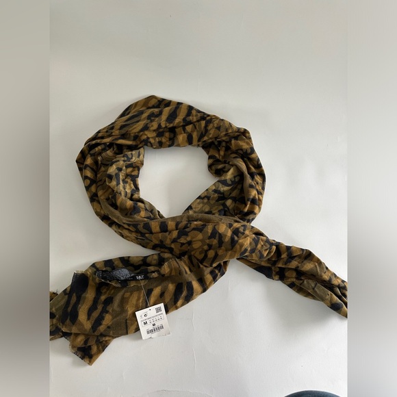 Animal print scarf large soft scarf, size M new with tags - Picture 8 of 9